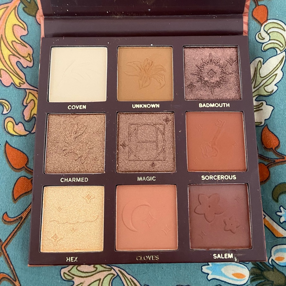 HIPDOT **Full size Eyeshadow Palette in WITCHY WARMS